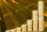 Emas melonjak karena ketegangan perdagangan dunia