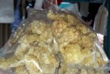 Kerupuk dan sosis mengandung daging babi dijual bebas di Singkawang