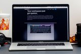 Apple sarankan lepas penutup kamera web sebelum tutup laptop