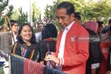 Jokowi beli jaket tenun ulos Batak jenis Sibolang Rasta seharga Rp2,5 juta