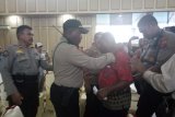 Polisi keluarkan seorang pengurus parpol dari ruang rapat pleno KPU Mimika