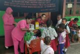 130 anak sekolah dan balita di Kampung Puay Jayapura dapat imunisasi polio