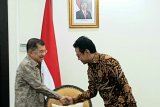 Wapres shalat Ied dan bagikan daging kurban di Makassar