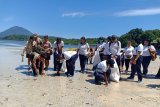Lantamal Manado bersama Taman Nasional Bunaken bersih-bersih pantai