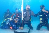 Bendera Merah Putih dikibarkan di kedalaman 10 meter Teluk Humboltd