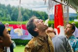 Warga Swiss memenangkan lomba makan kerupuk Proklamasi RI