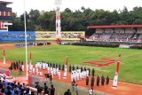 Elsya Waromi pembawa duplikat Bendera Pusaka pada upacara HUT RI