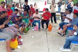 Warga perbatasan RI-PNG ikut lomba rajut noken merah putih