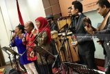 Wujud damai, Khofifah dan Lukas Enembe berduet nyanyikan lagu Papua