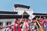 Ratusan perempuan berkebaya menari Ketuk Tilu di Gedung Sate Bandung