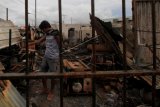 Sisa bangunan terbakar saat aksi demo anarkis