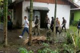 Polisi Mimika amankan atribut KNPB di Kampung Pisang Timika