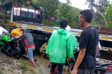Truk trailer slip menutup Jalan Nasional Lubuk Selasih-Kerinci hingga tak bisa dilewati