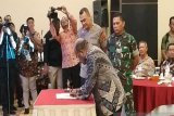 Para pihak menandatangani deklarasi kesepakatan menjaga damai di Papua