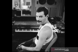 Koleksi mahkota raja hingga sisir kumis Freddie Mercury siap dilelang