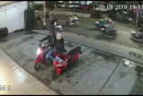 Parkir di teras rumah, motor Amrizal raib