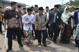 Bupati Batang kenalkan batik Rifaiyah pada Wapres disela peresmian Ponpes