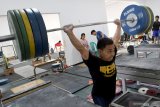 Lifter Indonesia Eko Yuli dan Ricko Saputra berebut satu tiket Olimpiade 2024 Paris