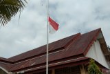 Habibie wafat -- Perkantoran di Jayapura naikan bendera setengah tiang