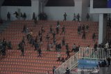 Liga 1 -- Laga Tira Persikabo versus Persib Bandung diwarnai kericuhan