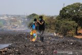 Relawan ACT-MRI Sulsel bagikan masker di TPA Antang Makassar
