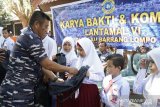 Lantamal VI Makassar berikan bantuan peralatan sekolah untuk pelajar di pulau