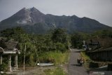 Guguran lava dari Gunung Merapi sejauh 550 meter