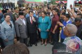 Mantan Gubernur Papua Barat Abraham Octavianus Atururi wafat