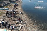 Peringati WCA penggiat lingkungan bersihkan pantai di Kota Parepare