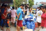 Anggota DPRD Padang salurkan air bersih ke masyarakat Bukit Gado-Gado