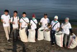 PLN Sulutenggo peduli sampah plastik di Pantai Manado