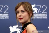 Dakota Johnson liburan bersama kekasih dan mantan istrinya