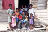 TNI dorong anak masyarakat suku adat Manokwari rajin sekolah