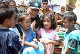 Getaran gempa membuat siswa sekolah menghambur keluar ruangan di Ambon