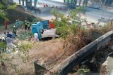 Pecah ban, Honda Jazz yang terpental keluar lintasan JORR