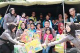 Personel Polda Sulawesi Selatan hibur anak pengungsi Wamena Papua