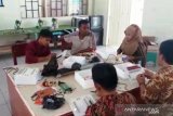 Dosen UNP buat media pembelajaran bagi guru SMK Pesisir Selatan gunakan gerbang logika