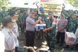 Kapolda berikan bingkisan kepada TNI di kegiatan TMMD Sangihe