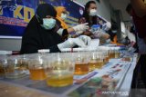 Cegah narkoba, 105 pegawai Lapas Kelas IIA Kendari jalani tes urine