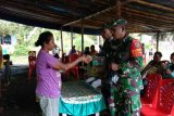 Babinsa Kodim 1709/Yawa bantu bahan pokok kepada warga binaan di Mereruni