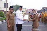 Wako Solok serahkan penghargaan Sanitasi Total Berbasis Masyarakat ke Dinkes