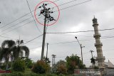 Tiang listrik Jalan RTA Milono keluarkan percikan api, pihak PLN sulit dihubungi