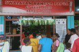 Warga Asmat antusias berbelanja di swalayan