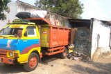 Warga keluhkan bau busuk sampah dari TPS Wayhalim