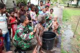 Begini cara Satgas TMMD ajari anak-anak Kogir Papua mandi yang bersih
