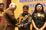 Ketua KPU Manado, Sunday Rompas, terima Indonesian Top Leadership Achievement 2019