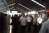 Menunggu kereta api sebagai transportasi utama ke bandara