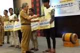Gubernur serahkan bantuan alat tangkap ikan kepada nelayan Sulbar