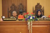 Gubernur serahkan nota keuangan 2020 ke DPRD Sulbar