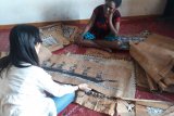 Dispar Jayapura dorong pemberdayaan ekonomi kreatif lukisan kulit kayu